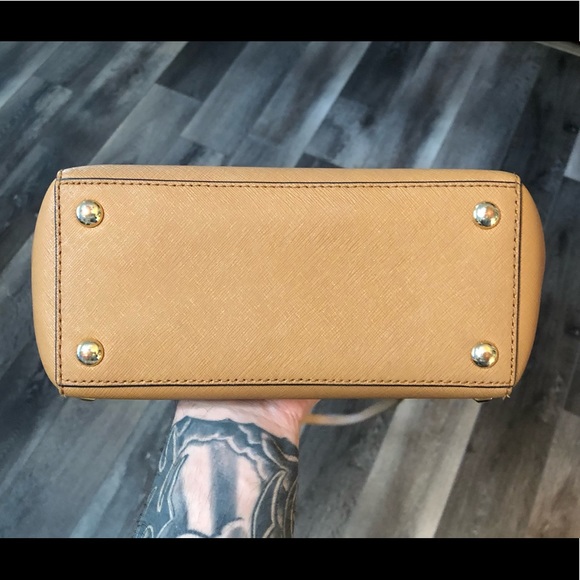 Michael Kors Saffiano Leather Messenger Bag/Purse - Picture 5 of 7